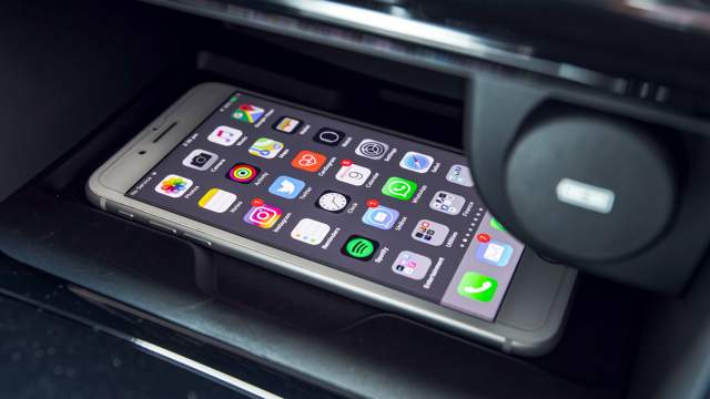 Land Rover Для смартфонов кроссовер предлагает шесть USB-портов, три 12-вольтовые розетки плюс беспроводная зарядка