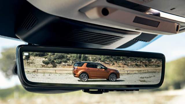 Land Rover Камера, картинка с которой выводится прямо на салонное зеркало, обеспечивает более широкий обзор