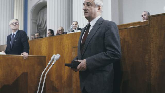 Лауреат Государственной премии СССР 1987 года, залуженный деятель искусств РСФСР, главный режиссер московского театра им. Ленинского комсомола Марк Захаров. 1987 год