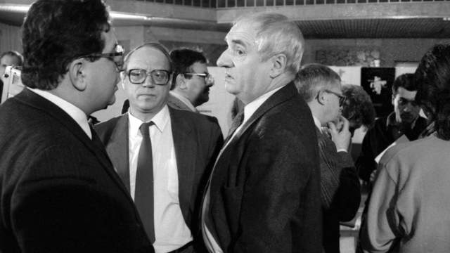 Советский, российский режиссер театра и кино, художественный руководитель и главный режиссер Московского театра имени Ленинского комсомола Марк Анатольевич Захаров (справа) в фойе культурного центра АПН перед началом брифинга, посвященного театральному фестивалю «Дни московских театров в Мюнхене»