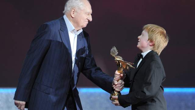 Режиссер Марк Захаров вручает кинопремию в номинации «Открытие года» 12-летнему Михаилу Процько, сыгравшему в ленте «Сибирь. Монамур» на ХХV Юбилейной торжественной церемонии вручения Национальной кинематографической премии «НИКА» за 2011 год. 2012 год