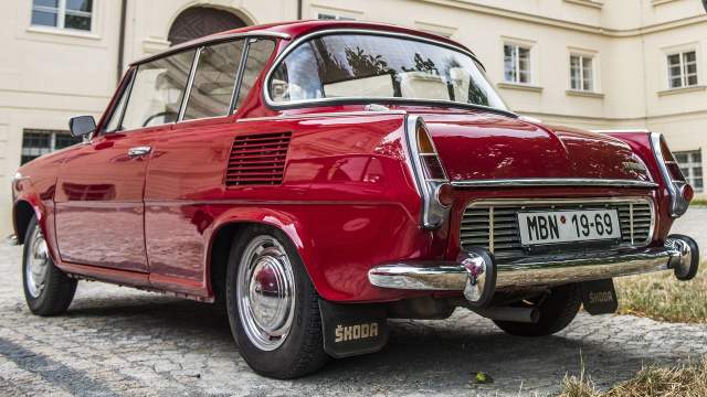 Панель с прорезями можно снять, чтобы удобнее обслуживать мотор