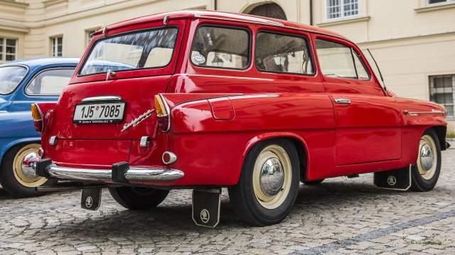 Помимо седана, Octavia предлагали в кузове универсал, но с двумя пассажирскими дверями