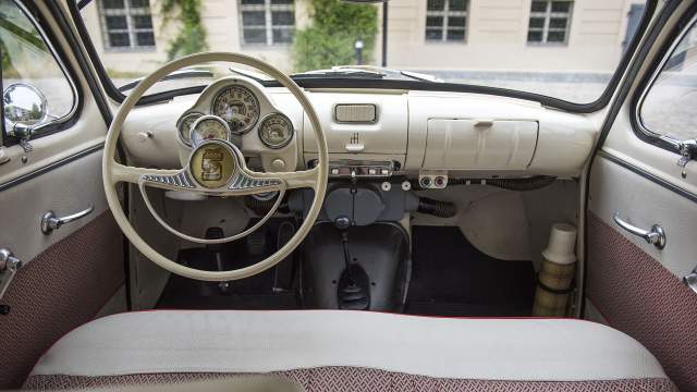 Тахометра у модели Spartak изначально не было. Двигатель мощностью всего 40 л.с. высоких оборотов не любит