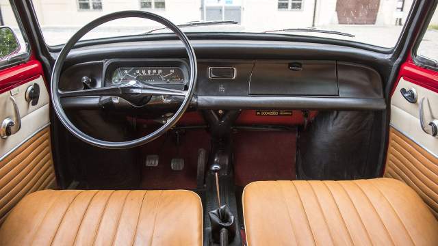 Интерьер изящен, но эргономика хромает. По центру расположена пепельница, а ручки на дверях задают наклон форточкам