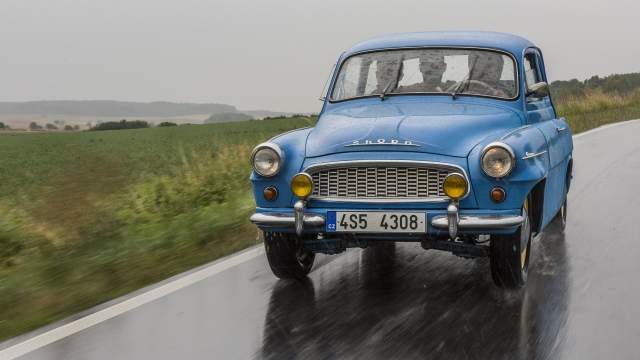 Представленнаяв 1959 году Octavia похожа на Spartak, но передняя подвеска у нее уже пружинная, а не рессорная