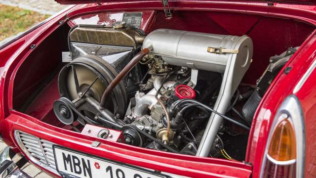 Охлаждение двигателя жидкостное, в просторном отсеке поместился и радиатор с вентилятором. Зимой в машине не холодно без ухищрений вроде бензиновых печек