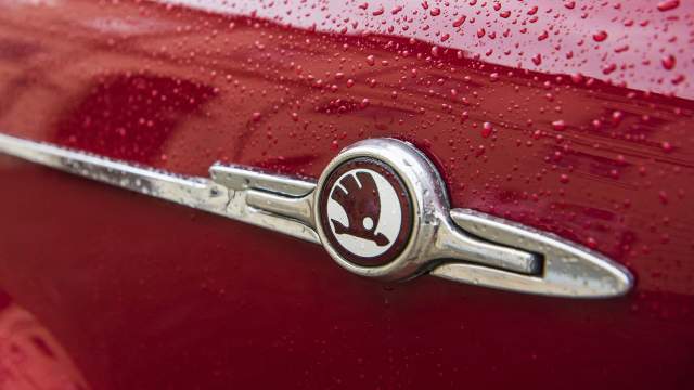 Лючок бензобака замаскирован под шильдик на переднем крыле