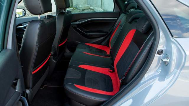 На заднем ряду нет подогрева и центрального подлокотника 