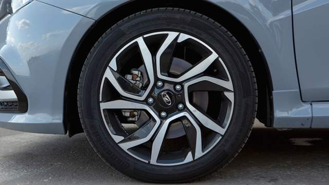 Максимальный диаметр дисков — 17 дюймов, размерность штатных шин — 205/50