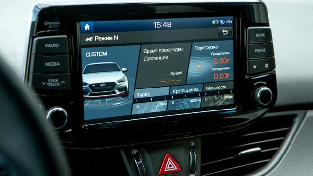 Мультимедийная система поддерживает устройства на базе iOS и Android. И участвует в гонках