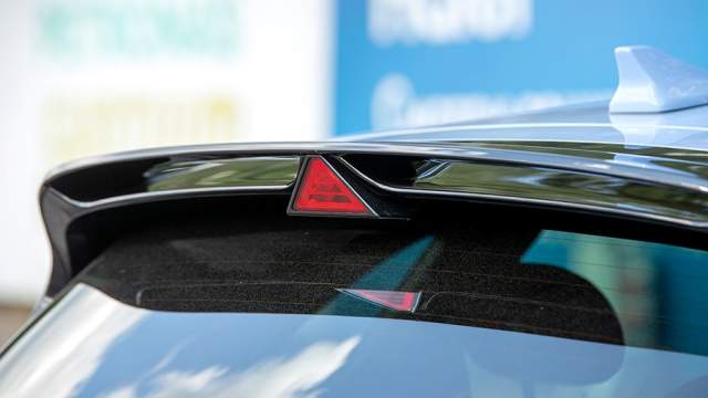 Под спойлером — оригинальный стоп-сигнал