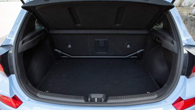 Объем багажника — 381л и 1287 л со сложенными спинками задних сидений. Усилитель кузова будет мешать, если только грузить что-то габаритное
