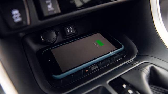 USB-разъемы и беспроводная зарядка внутри машины toyota