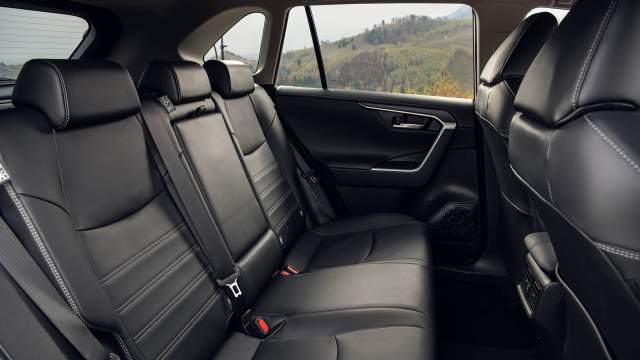 Кресла в салоне RAV4