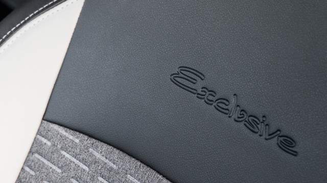 Название комплектации нанесено на спинки сидений с кожано-тканевой обивкой