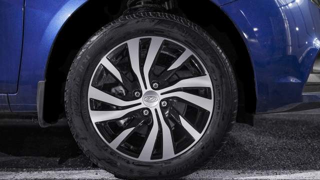 Колеса у «эсклюзивного седана» 16-дюймовые