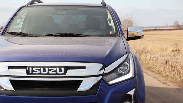 D-Max радует яркой и четкой головной LED-оптикой. Даже в кромешной тьме областных дорог можно не переключаться на дальний, ближнего света вполне хватает, чтобы заметить на обочине темный силуэт припозднившегося пешехода или внезапно вышедших из леса животных