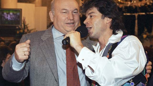 Мэр столицы Юрий Лужков и эстрадный певец Олег Газманов исполняют песню о Москве, 1997 год