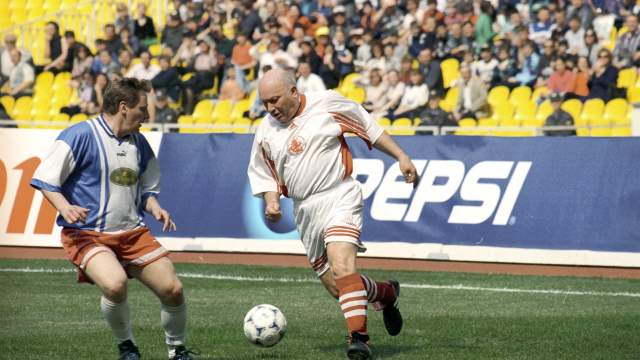 Юрий Лужков играет в футбольном матче между сборными командами правительства Москвы и творческой интеллигенции столицы, 1998 год