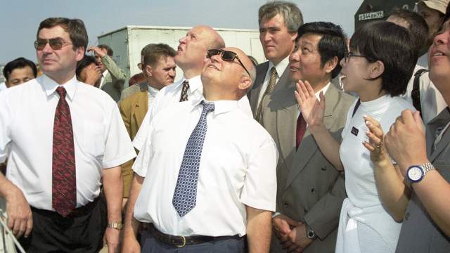 Юрий Лужков и представители официальной делегации пекинского городского правительства на большом празднике-демонстрации полетов китайских воздушных змеев н Тушинском аэродроме, 1999 год