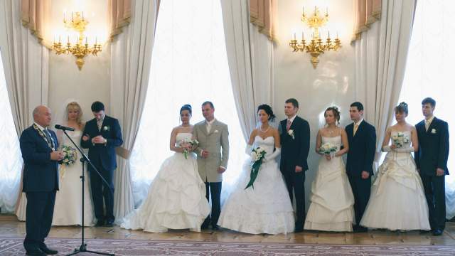 Юрий Лужков поздравляет пять пар молодоженов, которые зарегистрировали свои отношения в здании столичной мэрии, 2007 года