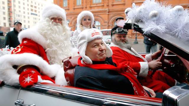Юрий Лужков во время встречи Деда Мороза и Снегурочки, 2008 год