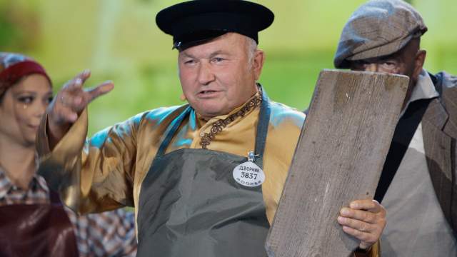 Юрий Лужков во время выступления на концерте в честь дня рождения Иосифа Кобзона, 2009 год