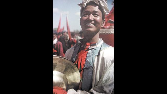 Мы можем увидеть людей тех лет, ощутить их эмоции, патриотический энтузиазм, наблюдать яркий городской стиль, прекрасные реки и горы нового Китая...