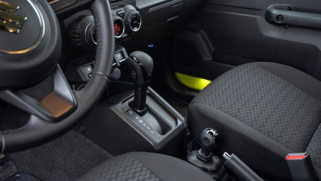 Полный привод и пониженная подключаются рычажком