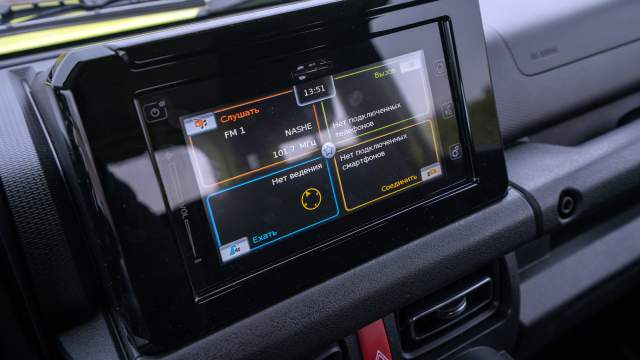 Сенсорный дисплей откликается на прикосновение пальца с задержкой