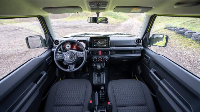 Интерьер отделан жестким пластиком, но выглядит стильно