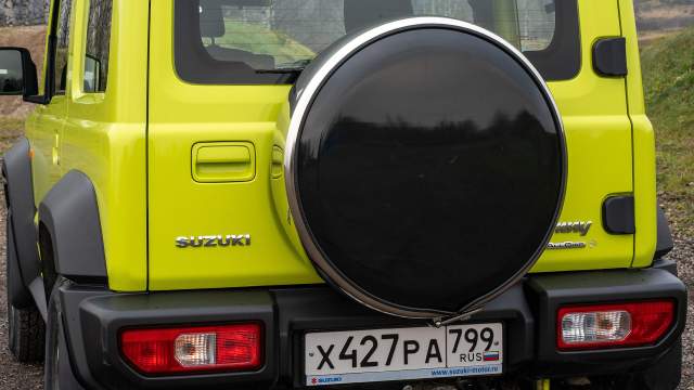 Чтобы сделать багажную дверь пошире, фонари поместили в бампере