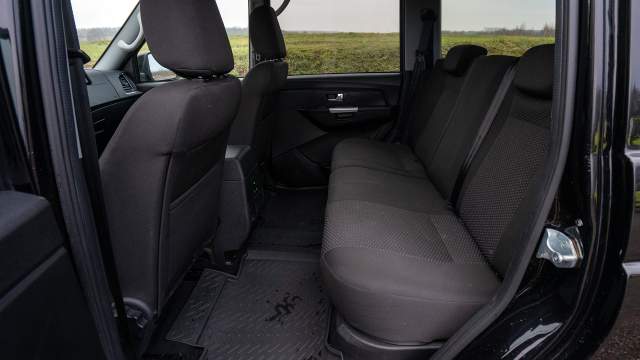 Сзади просторно, есть подогрев сидений и дополнительный отопитель