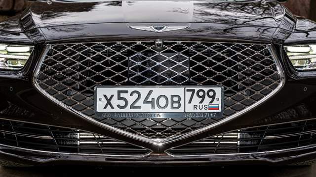 В огромной решетке радиатора прячутся радары и фронтальная камера