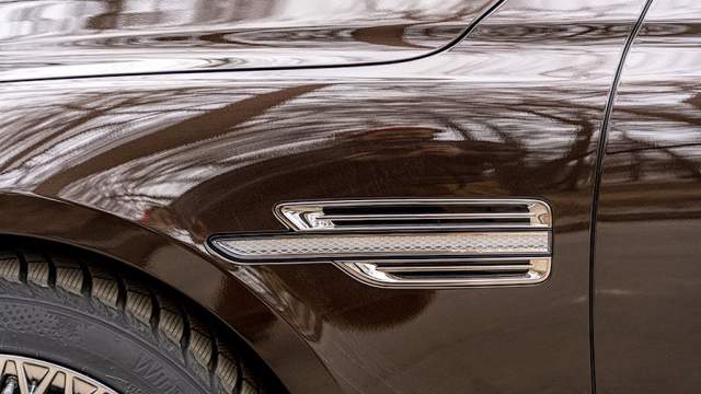 Светодиодная линия в фарах продолжается и на крыле