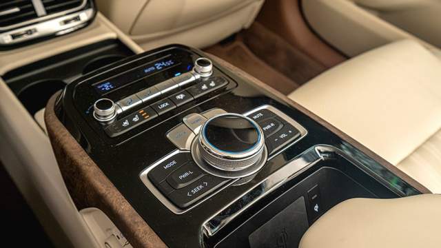 На центральном подлокотнике расположен отдельный блок управления климатом и задними мультимедийными экранами