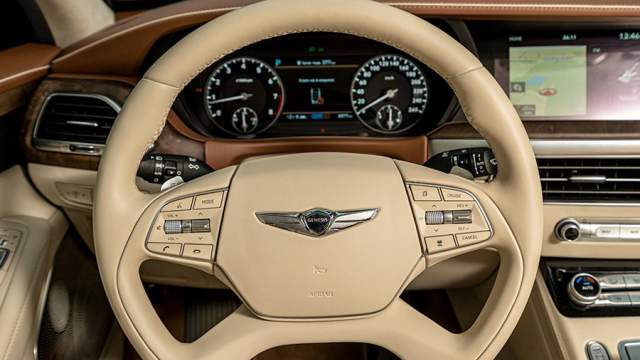 Руль обшит приятной на ощупь кожей