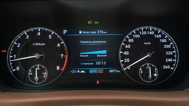 Циферблаты аналоговые, а между ними большой дисплей