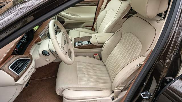 У передних сидений удачный профиль и множество регулировок