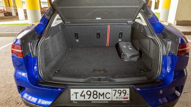 Объем багажника — 656 л, а со сложенными спинками заднего ряда достигает 1453 л