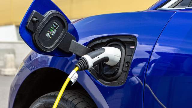 При зарядке шнур надежно фиксируется