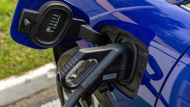 Зарядный лючок расположен под левостороннее движение