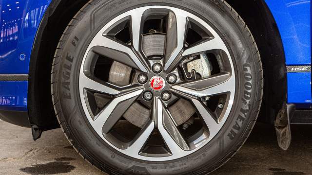 Клиренс с пружинной подвеской всего 142 мм, пневмостойки позволяют увеличить его до 215 мм