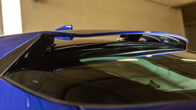 Заднее стекло не имеет дворника и очищается воздушным потоком