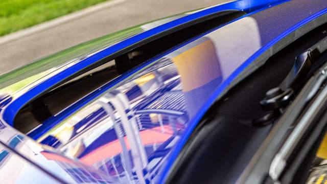 Воздух, проходящий через фальшрадиаторную решетку, отводится на лобовое стекло через специальную прорезь. Это улучшает аэродинамику. Спереди нашлось место для небольшого багажного отсека