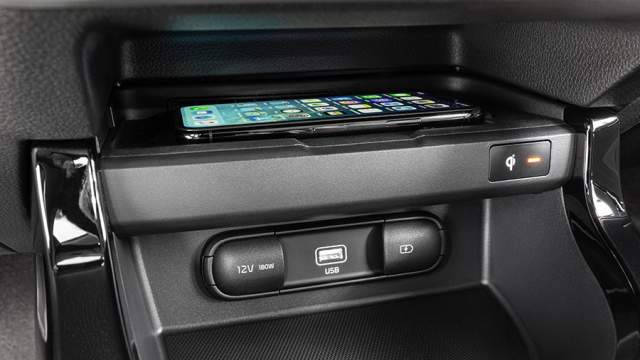 Спереди есть беспроводная зарядка