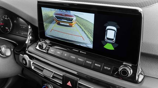 Камеру заднего вида можно включить на скорости — так она заменит салонное зеркало