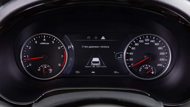 Между аналоговыми приборами размещен 7-дюймовый дисплей