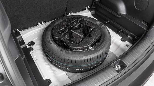 В дорогих комплектациях в подполье лежит полноразмерная запаска